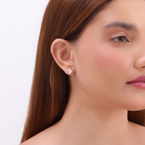 Brinco semijoia coração com detalhe meia flor