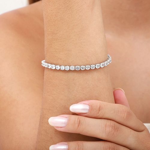Pulseira semijoia cravejada.
