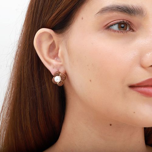 Brinco semijoia flor com pérola