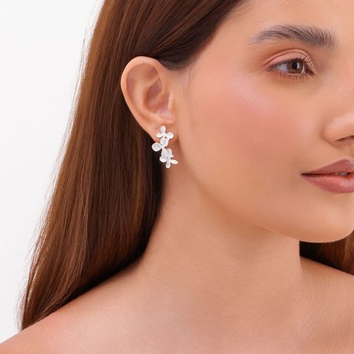 Brinco prata 925 flores com detalhe em zircônia