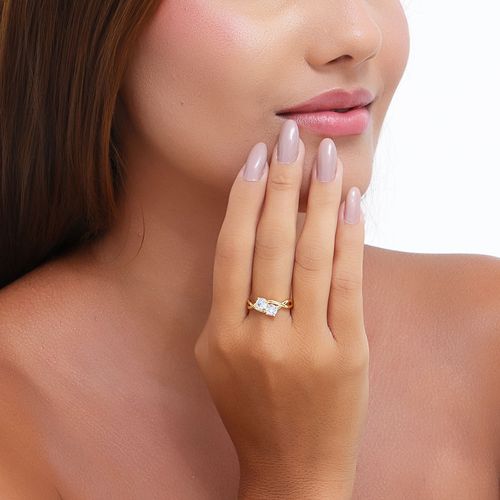 Anel semijoia entrelaçado com detalhe em zircônia